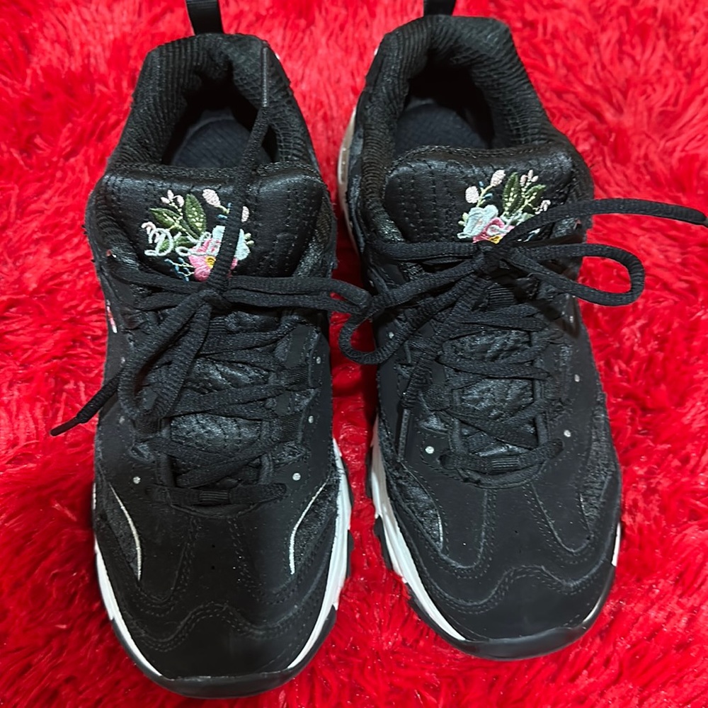 Gently worn Sketchers delight